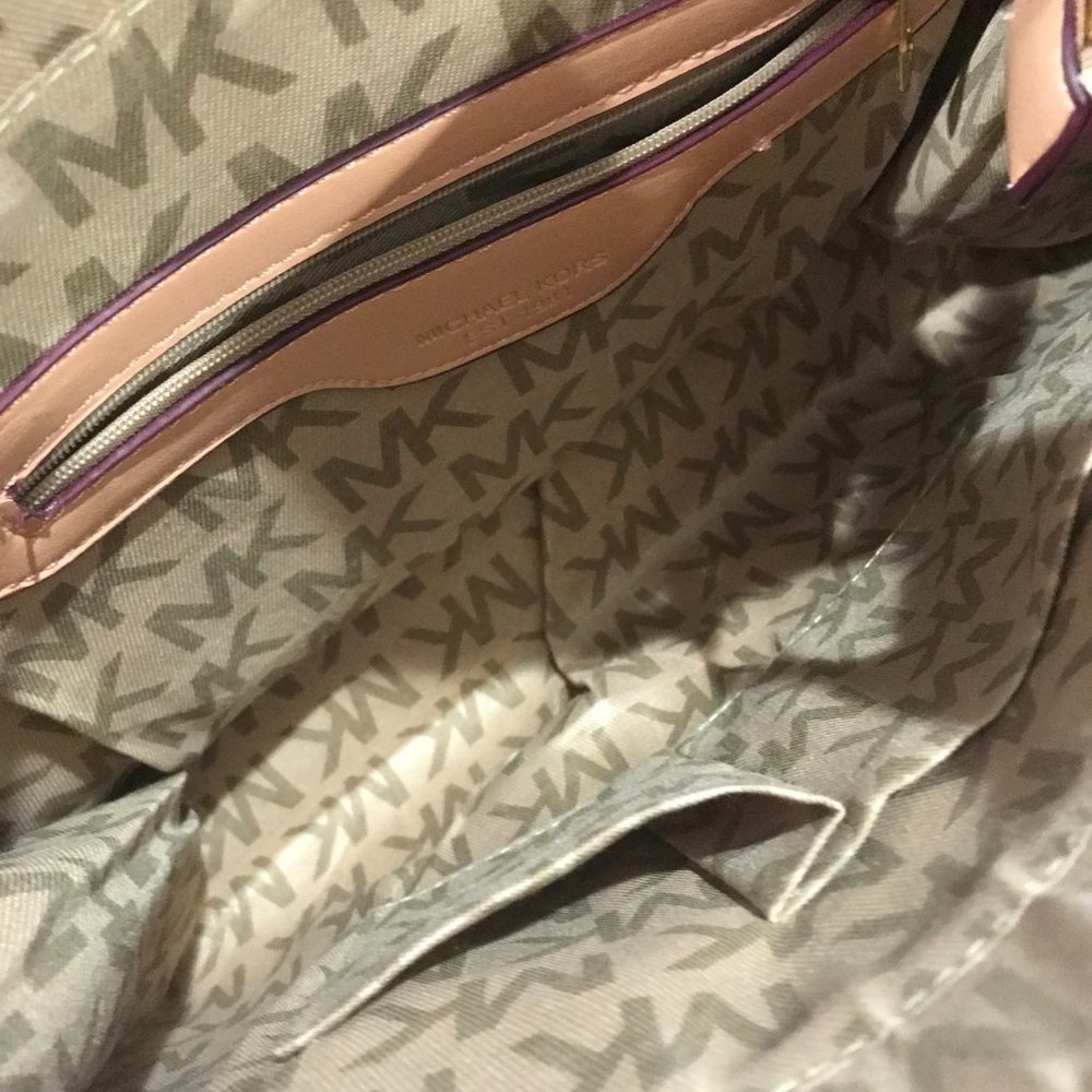 Shoulder bag with gold hardware - Picture 12 of 16